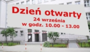 Szkoła na kursy maturalne i gimnazjalne z informacją o dniu otwartym Polskiego Centrum Edukacji.