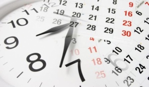 Zegar wskazujący godziny pracy biura, gdzie dokonywane są zapisy na kursy maturalne i gimnazjalne.